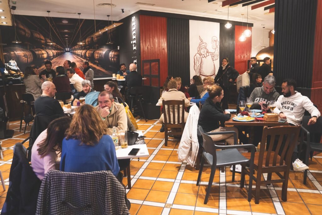 Clientes dentro del local en Gambrinus Don Benito