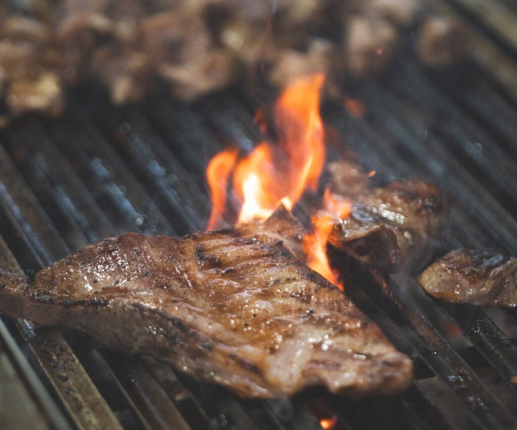 Carne cocinandose a la brasa