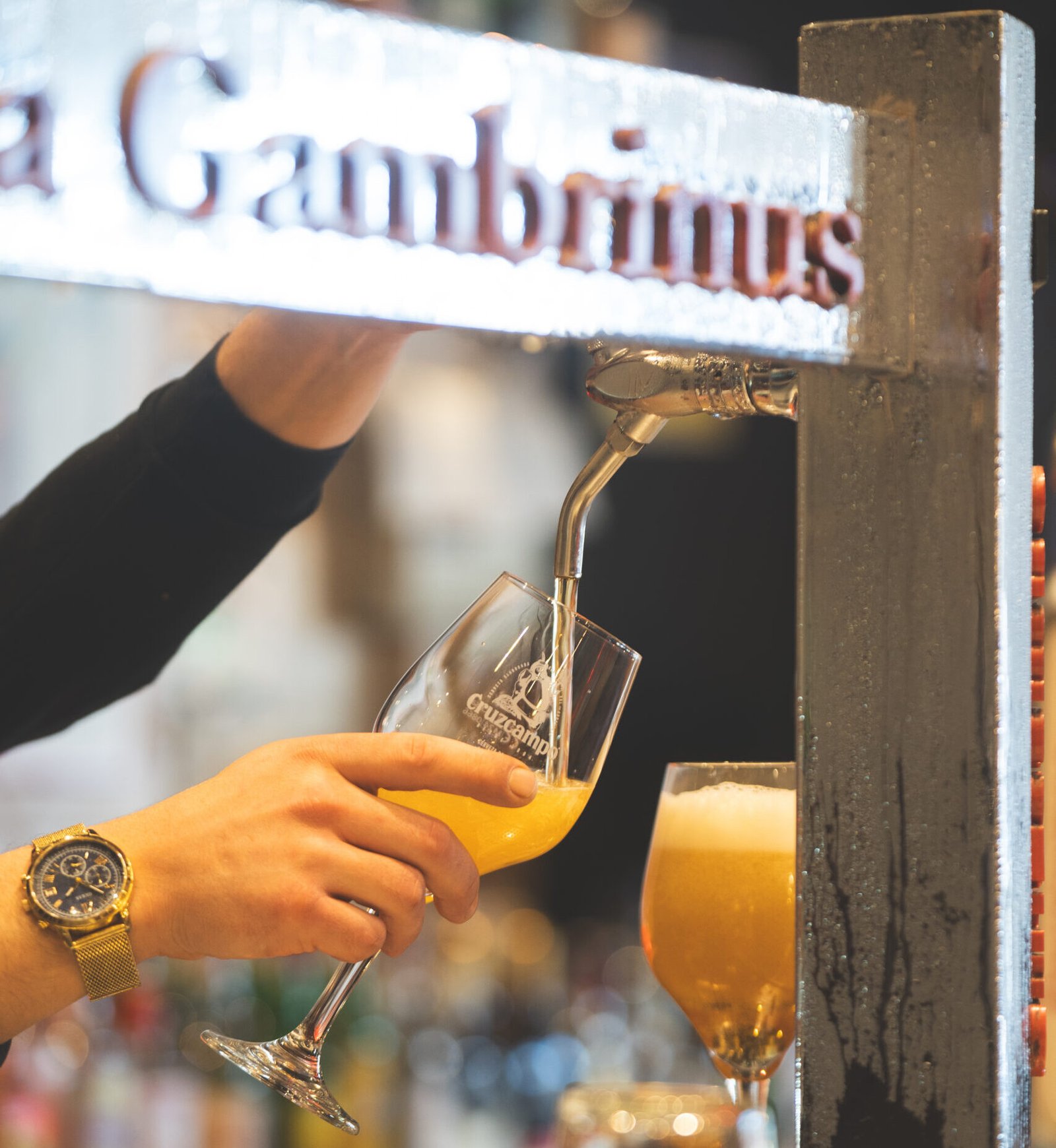 Sirviendo cerveza de barril en Gambrinus