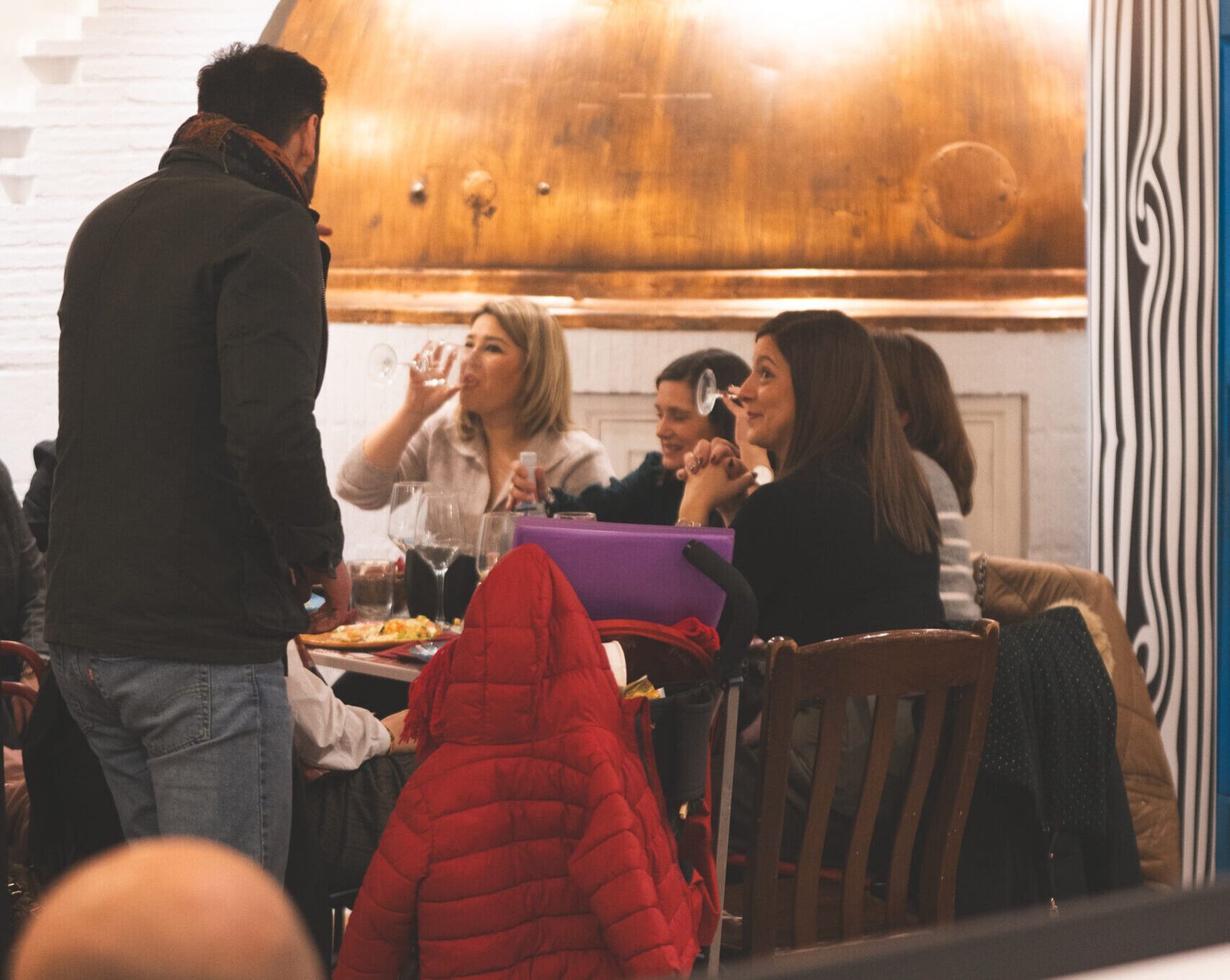 Clientes disfrutando en Gambrinus